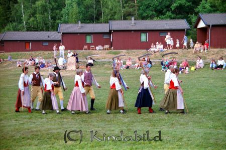 Midsommar Pinnarp
raja
Folkdansare med liar och höräfsor

Nyckelord: Pinnarp Kisa