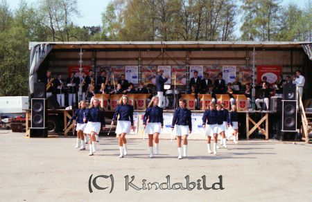 Kise-Marken
raja
Drillflickorna framför musikkåren på provisorisk scen
Nyckelord: Rosander Kisa