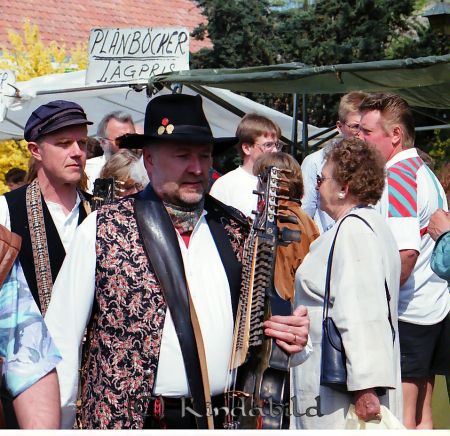 Kise-Marken
raja
Marknadsstånd på gamla Vimmerbyvägen, de två spelemännen f.v. Pär Johansson och Hans-Lennart Johansson
Nyckelord: Rosander Kisa