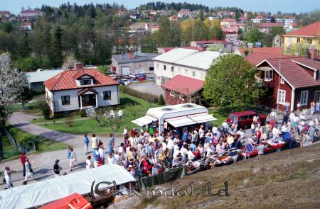 Kise-Marken
raja
Bild tagen från berget upp mot Singelberget ned mot marknadstånden på gamla Vimmerbyvägen
Nyckelord: Rosander Kisa