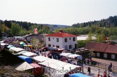 Kise-Marken
raja
Bild tagen från berget upp mot Singelberget ned mot marknadstånden på gamla Vimmerbyvägen 
Nyckelord: Rosander Kisa