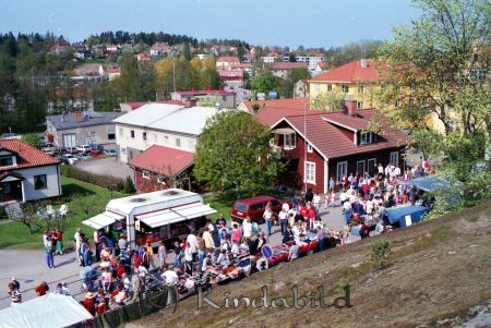 Kise-Marken
raja
Bild tagen från berget upp mot Singelberget ned mot marknadstånden på gamla Vimmerbyvägen 
Nyckelord: Rosander Kisa