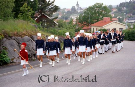 Svenska Flaggans Dag Bygdegården
raja
Drillflickorna följda av musikkåren på Enebygatan
Nyckelord: Bygdegården Kisa