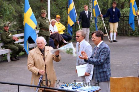 Svenska Flaggans Dag Bygdegården
raja
Utdelning av utmärkelser på dansbanan
gepe
Fr vänster Gunnar Larsson Tidersrum, mottagare av kommunens kulturpris,

Nyckelord: Bygdegården Kisa