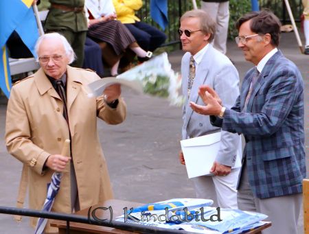 Svenska Flaggans Dag Bygdegården
raja
Utdelning av utmärkelser på dansbanan
gepe
Gunnar Larsson Tidersrum, mottagare av kommunens kulturpris, samt Arne Savilahti kultur-och fritidschef och ordf i kultur-och fritidsnämnden Ingemar Heedman.
Nyckelord: Bygdegården Kisa
