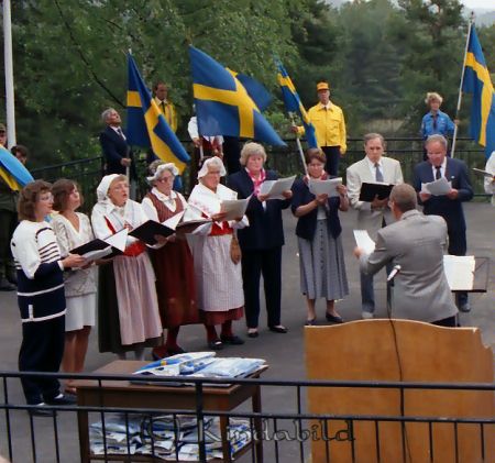 Svenska Flaggans Dag Bygdegården
raja
Kisa Kyrkokör sjunger

raja
Kisa kyrkokör
Från vänster Liselott Ljung, Katarina Sankt Cyr, Anita Yngve, syssloman Carlssons fru. Nr 2 från höger Bengt Neidenström 
Källa: Gerd Pettersson

Nyckelord: Bygdegården Kisa