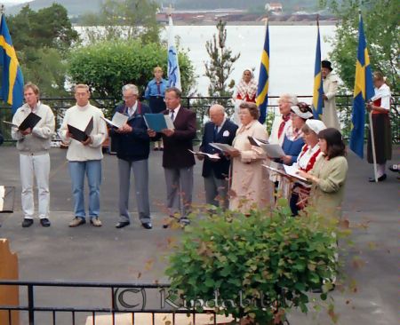 Svenska Flaggans Dag Bygdegården
raja
Kisa kyrkokör sjunger

raja
Fr vänster Jan Kindesjö gift med Katarina Kindesjö, ?, Magnusson, 
Nils-erik Carlsson, ?, Kerstin Neidenström Nr 2 från höger Lena Flyme. 
Källa: Gerd Pettersson

Nyckelord: Bygdegården Kisa
