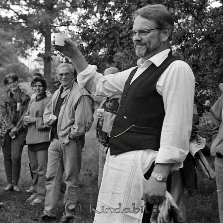 Rotary Kisa
pim

�?stgötalägret 1993 Leif Börlinger skålar. Det bjöds på helstekt gris denna afton
Nyckelord: Rotary Kisa