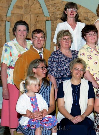 Lärargrupp Bäck-Stjärnebo
raja
Lärarkåren på låg och mellanstadiet

raja
Främre raden fr vänster Annica Carlsson med dotter och Birgitta Hjort.
Mellersta raden: Sundberg lokalvårdare, Anders Ahnfalk slöjdlärare, samt Annika Boberg och Gunnel Laine kökspersonal.
Bakre raden Monica Germundsson, köket. 
Källa: Gerd Pettersson

Nyckelord: Bäck-Stjärnebo Kisa
