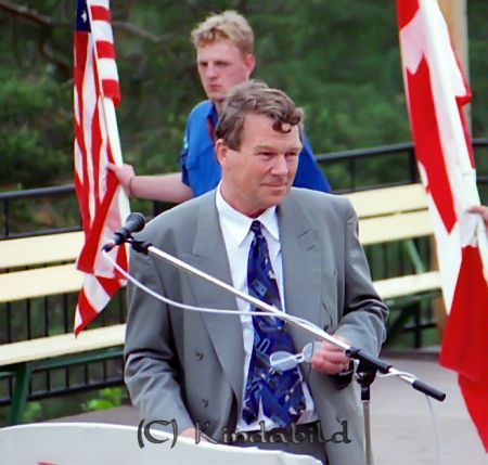 Emigrant och Hembygdsdag Bygdegården
raja
150-årsjubileum utvandringen

raja
Fanbärare Martin Johansson Kisa scoutkår. 
Källa: Gerd Pettersson

Nyckelord: Bygdegården Kisa