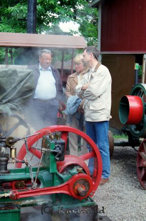 Emigrant och Hembygdsdag Bygdegården
raja
150-årsjubileum utvandringen

raja
Hos Ivar Svensson "Ilbuderna". Einar och Ivar hade en fin samling ångmaskiner som här demonstreras för Mattias och Maggi Wachenfeldt. 
Källa: Gerd Pettersson

Nyckelord: Bygdegården Kisa