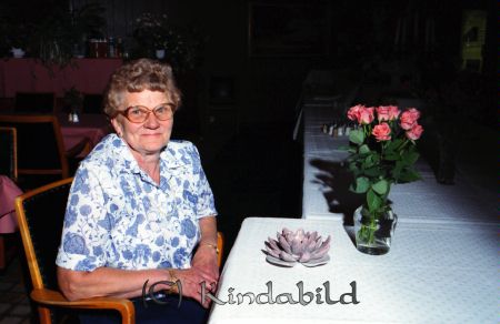 Elsa Jakobsson Gällsta Lundby 590 40 Vikingstad
raja
Kvinna som sitter vid ett bord där det står en vas med rosor i.
Nyckelord: Jakobsson Vikingstad