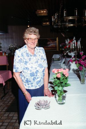 Elsa Jakobsson Gällsta Lundby 590 40 Vikingstad
raja
Kvinna som står vid ett bord med rosor i en vas.
Nyckelord: Jakobsson Vikingstad
