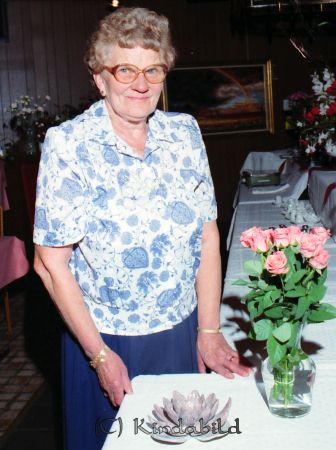 Elsa Jakobsson Gällsta Lundby 590 40 Vikingstad
raja
Kvinna som står vid ett bord med rosor i en vas.
Nyckelord: Jakobsson Vikingstad
