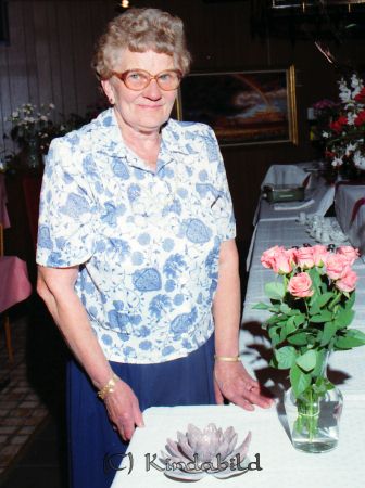 Elsa Jakobsson Gällsta Lundby 590 40 Vikingstad
raja
Kvinna som står vid ett bord med rosor i en vas.
Nyckelord: Jakobsson Vikingstad