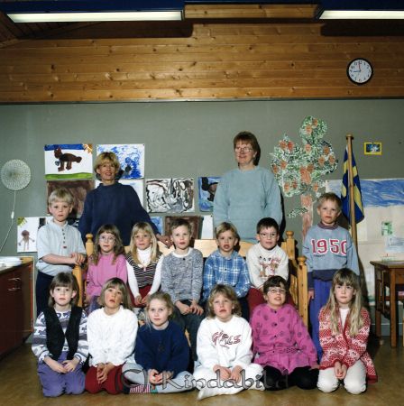 Förskolan Bäck Ann-Sofi Johansson Kisa
raja
Klassfoto

raja
Lärare: till vänster Ann-Sofi och till höger Gull Bexell. 
Källa: Gerd Pettersson 

Nyckelord: Johansson Kisa