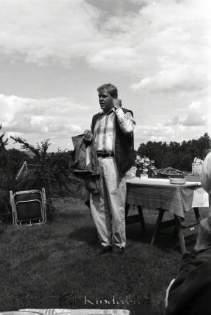 Kisa Biodlarförening Sommarmöte Hos Sigvard Andersson Killingevid
raja
En man som talar inför ett  antal personer
Nyckelord: Kisa Andersson