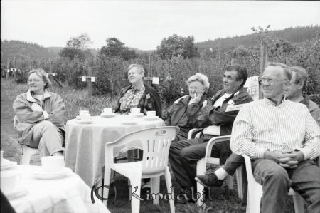 Biodlarföreningen sommarmöte Harg
raja
Möte ute i det gröna

raja
Fr vänster Ingegerd Löfgren, Margareta Karlsson Rimforsa, Vailet och Kurt Johansson Kisa, samt Staffan Hultgren Kisa
Källa: Studiegruppen hembygdsgården 
Nyckelord: Biodlarföreningen Kisa