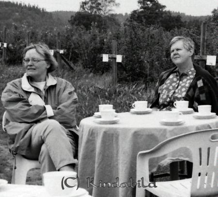  Biodlarföreningen sommarmöte Harg
raja
Möte ute i det gröna

raja
Fr vänster Ingegerd Löfgren och Margareta Karlsson Rimforsa
Källa: Studiegruppen hembygdsgården 
Nyckelord: Biodlarföreningen Kisa