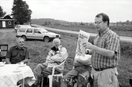Biodlarföreningen sommarmöte Harg
raja
Möte ute i det gröna

raja
I mitten Evert Langvall. 
Källa: Gerd Pettersson 

Nyckelord: Biodlarföreningen Kisa