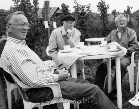 Biodlarföreningen sommarmöte Harg
raja
Möte ute i det gröna

raja
Från vänster Staffan Hultgren, Sigvard Jakobsson och Delling.
Källa: Studiegruppen hembygdsgården 
Nyckelord: Biodlarföreningen Kisa