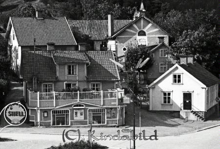 Kindavyer
raja
Centralcafet med uteservering på taket till butiken, i bakgrunden biografen Hjorten och i huset till höger låg telegrafstationen

raja
Centralkonditoriet, innehavare Inger Nilsson (hustru till Geisner), stängdes 1984. Enligt dagens Corre ämnar kaféet öppna i år igen (2013). 
Källa: Gerd Pettersson 

Nyckelord: Centralcafet Kisa