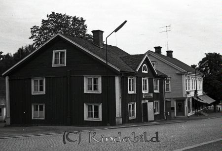 Kindavyer
raja
Cafe Columbia på Storgatan 

raja
Columbia genomgick en renovering och ombyggnad på 1970-talet.
Tidigare hade Astrid Kjellgren och senare Dennis Johansson drivit café och bageri.
Källa: Gerd Pettersson 

Nyckelord: Cafe Columbia Kisa