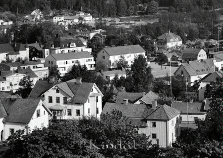 Kindavyer
raja
Bild över Kisa tagen från kyrktornet ned mot torget och busstationen i överkant på bilden gamla Kalmarvägen
Nyckelord: Torget Kisa