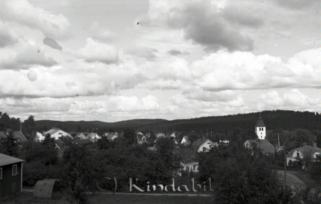 Kindavyer
raja
Bild tagen från Linnéakullen mot Kyrkan och Egnahems området
Nyckelord: Linnéakullen Kisa