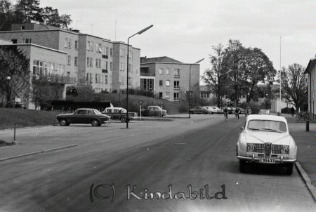 Kindavyer
raja
Danboms väg med Kisa Vårdcentral till vänster 
Nyckelord: Vårdcentral Kisa