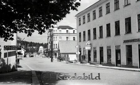 Kindavyer
raja
Storgatan med Eriksborg till höger

raja
Erikborg byggdes 1904. Enligt Sveriges Bebyggelse från 1949 innehöll Eriksborg 11 lägenheter om 11 kök och 18 rum. Det fanns 5 affärslokaler.
Bilden togs kanske i slutet på 1960-talet?
På nedre planet fanns från norr till söder Hallbergs Tobak, Allan Roos cykel och Sportaffär, Kisa Hatt-och Mössaffär, samt Jordbrukskassan 
Källa: Gerd Pettersson 

Nyckelord: Eriksborg Kisa