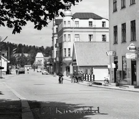 Kindavyer
raja
Storgatan med Sveahuset i mitten av fotot

raja
Till höger Eriksborg innehållande affär fr vänster Hallbergs Tobak, Allan Roos Cykelaffär, Maja Karlssons Modeaffär (Möss-Maja) och i den södra delen var Jordbrukskassan inrymd på 1960-talet. 
Källa: Gerd Pettersson 

Nyckelord: Sveahuset Kisa