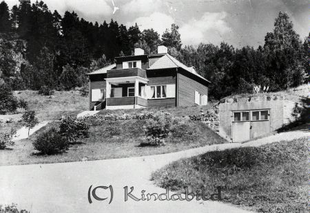 Fridhem Yxefall
gepe
Nybyggt hus på en höjde med fristående garage insprängt.
Yxefall 3:6 Fridhem. Det har legat ett annat hus tidigare med detta är byggt 1943 av fabrikör Arthur Rydin.
Nyckelord: Fridhem Yxefall