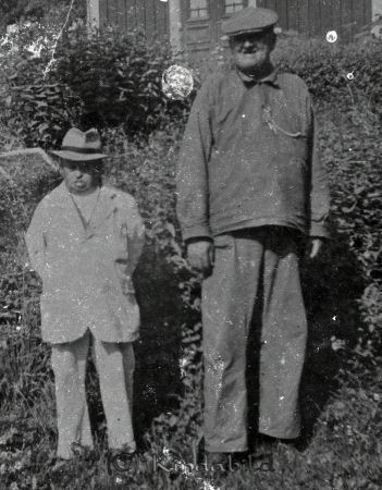 Lång Karl-Oskar och Lill-David
raja
Är inte detta "Lång-Karl-Oskar" och "Lill-David! ??? 
Källa: careng
godj
Jovisst, Någon gång på 1940-talet vid Netzholm
