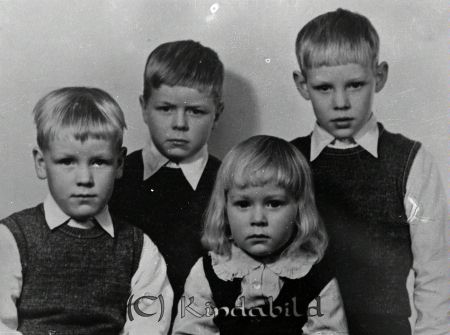 Gustavsson Hylta
raja
Barn till Einar och Greta Gustavsson Hylta. Deras syster är Kristina (gift Borg). 
Källa: bema

raja
Från vänster Sven, Nils, Hans och Rune.
 Kristina var inte född när bilden togs. 
Källa: Gerd Pettersson
Nyckelord: Gustavsson Hylta