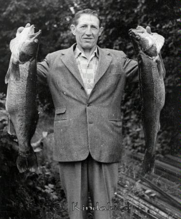 Nils Björk Mjölkvik
En man som håller upp två gösar.

gepe
Nils Björk

raja
Nils Björk var född 1907 i Västra Eneby. Gifte sig med Greta född 1906 i Norra Vi.
 De byggde huset Björkdala under Mjölkvik.
 Barn: Nils-Erik och Inger
 Källa: Studiegruppen hembygdsgården 

Nyckelord: Björk Mjölkvik