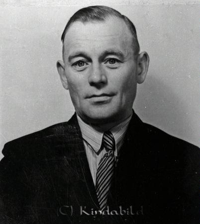 Axel Samuelsson Kopperarp Tidersrum
raja
Man klädd i skjorta slips och kavaj

raja
Axel Samuelsson Kopperarp gift med Hildur.
 Söner Roland o Ingvar, dotter Ingegärd.
 Källa: Studiegruppen Hembygdsgården 
Nyckelord: Samuelsson Tidersrum
