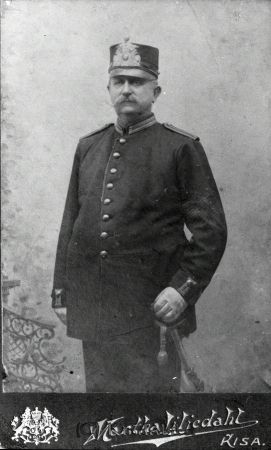 Per Gustaf Granat
gepe
Man i uniform
Per Gustaf Granat
1890 skrivs han som vaktmästare på fängelset i Kisa enl Folkräkning.

raja
Detta är Per Gustaf Granat, född i Askeby 25/3 1841, död i Kisa 31/1 1924. Anställd vid polisen i Kisa, vet dock inte i vilken befattning. Skulle tro att bilden är från början av 1900-talet 
Källa: MatsL

Nyckelord: Granat Kisa