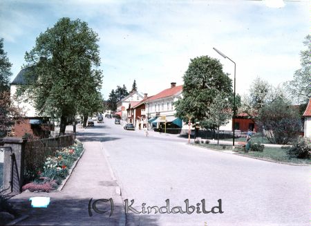 Kindavyer
raja
Storgatan mot norr i den lilla bruna byggnaden till vänster i bild låg Pressbyrån i Kisa
Nyckelord: Storgatan Kisa