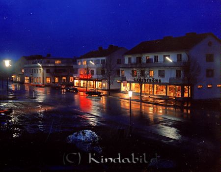 Kindavyer
raja
En regnig kvällsbild bild över Kisa torg då det fortfarande var vänstertrafik i Sverige
Nyckelord: Torg Kisa