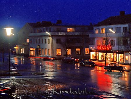 Kindavyer
raja
En regnig kvällsbild bild över Kisa torg då det fortfarande var vänstertrafik i Sverige
Nyckelord: Torg Kisa