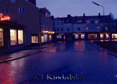 Kindavyer
raja
Tvärgatan, dom tre skyltfönstren till höger i bild tillhör Haralds Kläder
Nyckelord: Tvärgatan Kisa