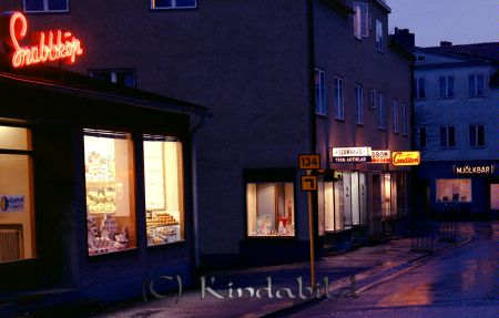 Kindavyer
raja
Tvärgatan, i snabbköpet ligger idag styrkelyftslokalerna  
Nyckelord: Tvärgatan Kisa