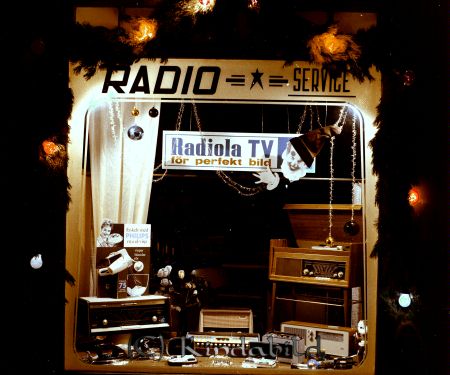 Kindavyer
raja
Skyltfönster till en radioaffär
