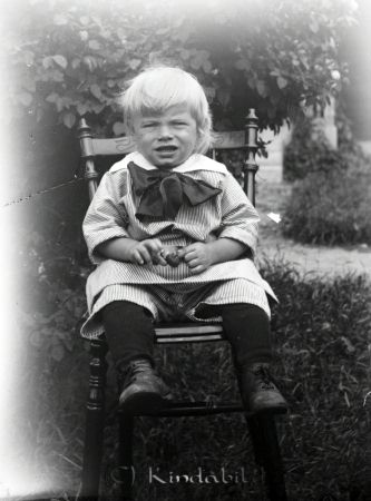 I trädgården.
mayca  
Evert Ramstedt 

raja
Evert föddes 1920-10-27 och dog 2005-04-04 i Stockholm, där han bodde sitt vuxna liv. Han var son till Axels yngsta syster Märta och växte upp hos sin morfar i Hagstugan. Han var gift med Eivor född 1920-11-25 död 2015-07-23. De fick två barn, Anita och Lasse. Familjen besökte ofta Elin i Hagstugan. De köpte Högerum vid smålandsgränsen. Elin var där när hon dog 1962-07-18. 
Källa: mayca

Nyckelord: Ramstedt Korpklev
