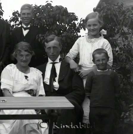 I trädgården
mayca  Gillis Johansson Korpklev sitter mitt i bild. Hans systerdotter Ingrid Andersson står till höger.
Nyckelord: Ramstedt Korpklev
