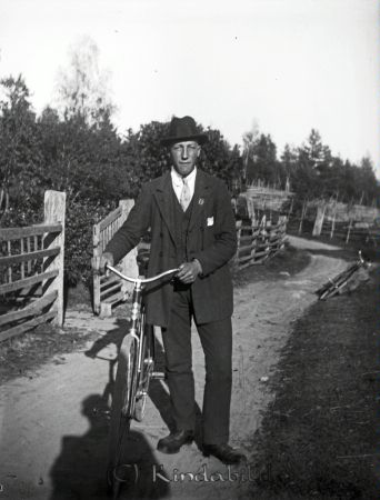 Cyklist
mayca
I fotografens skugga.
Nyckelord: Ramstedt Korpklev