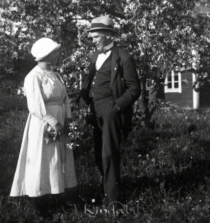 I trädgården
mayca
Axel tillsammans med ....
Nyckelord: Ramstedt Korpklev