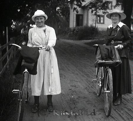 Cyklister
mayca
Cykelutflykt. " Ada i Lövåsa" i ljus klänning.
Nyckelord: Ramstedt Korpklev