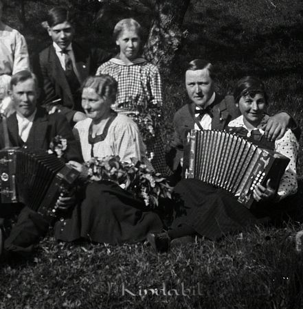 Dragspelare
mayca
Runar Johansson med dragspel omgiven av sköna damer.
Tor, med dragspel, och Selma ifrån Dalstugan sitter till vänster. Källa: John Hermansson.
Nyckelord: Ramstedt Korpklev